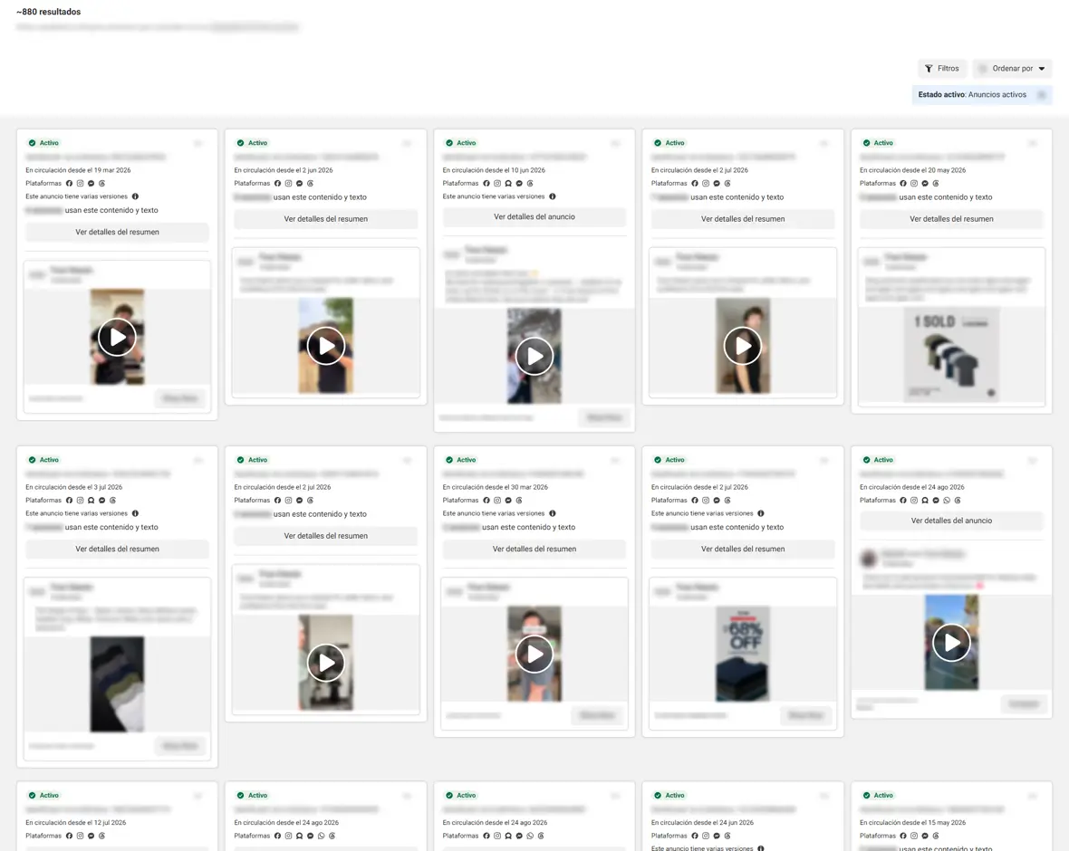 Biblioteca de anuncios de Meta de una marca de e-commerce: cerca de 880 anuncios activos, con los datos de la marca difuminados